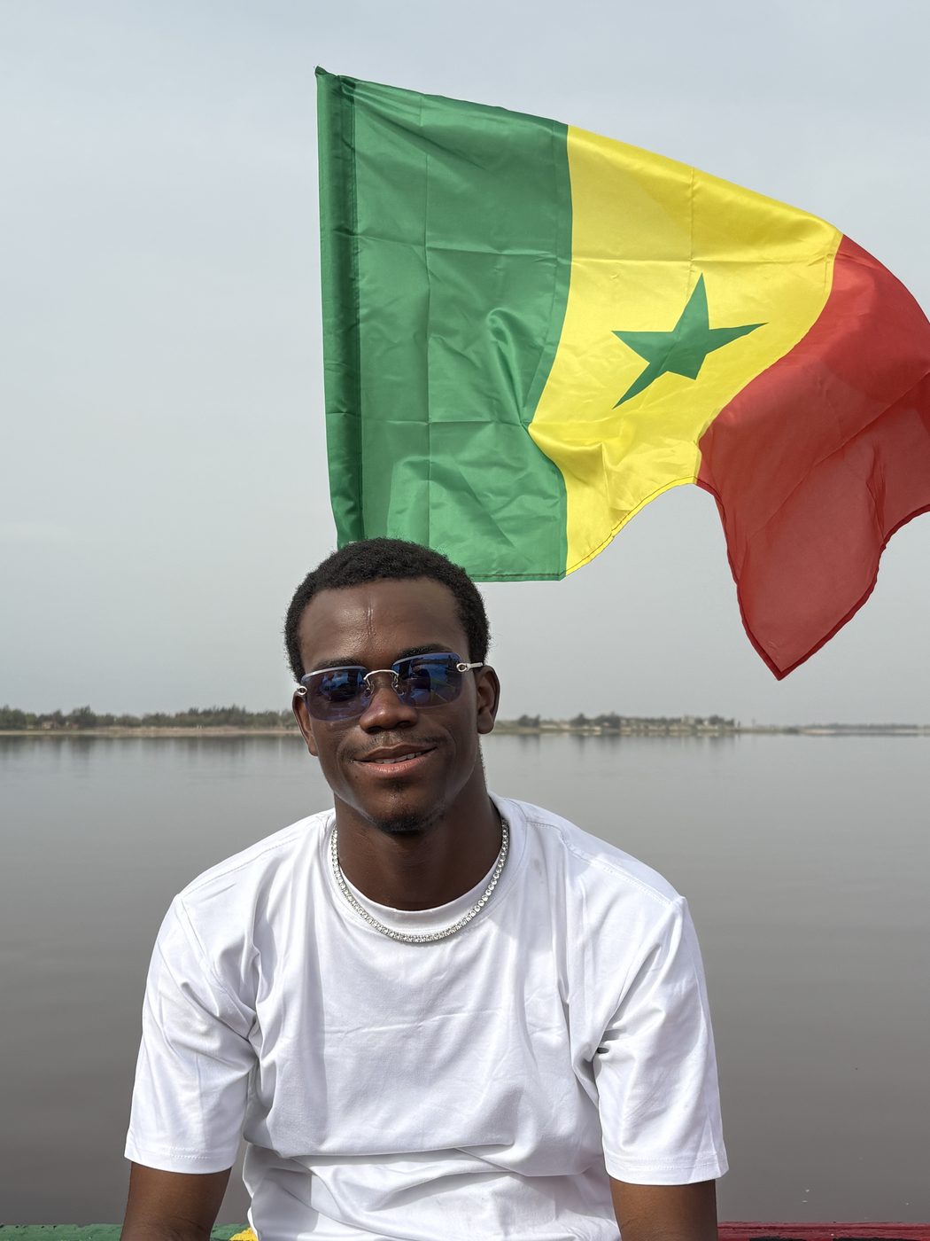 Cherif Moutalib Moussa devant le drapeau du Sénégal