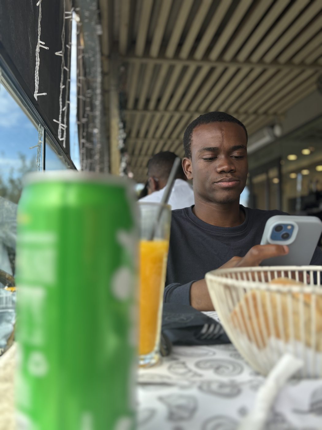 Cherif Moutalib Moussa en terrasse, décontracté