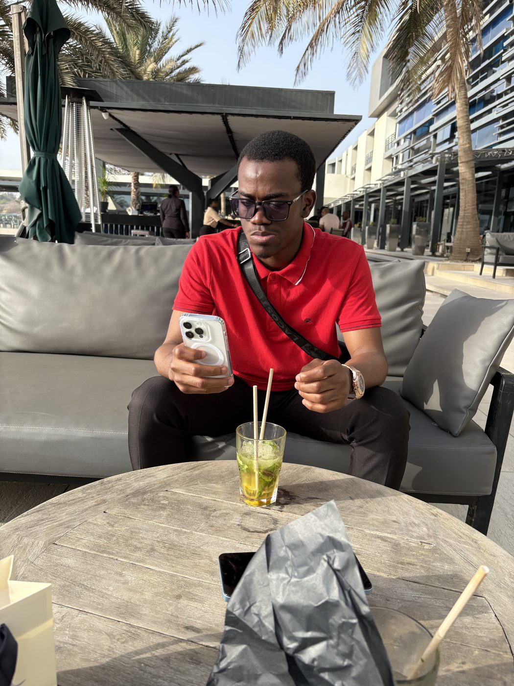 Cherif Moutalib Moussa en voyage, ambiance décontractée avec palmiers